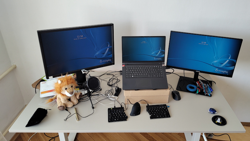 arbeitsplatz-laptop-drei-monitore.