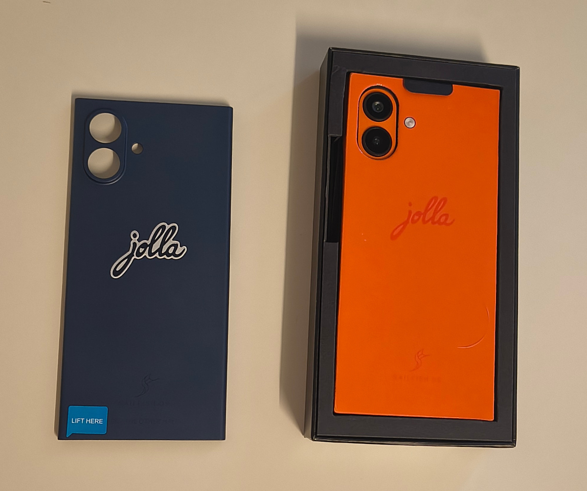 blaue Abdeckung The Other Half und das orangefarbene Jolla-Telefon in der Schachtel