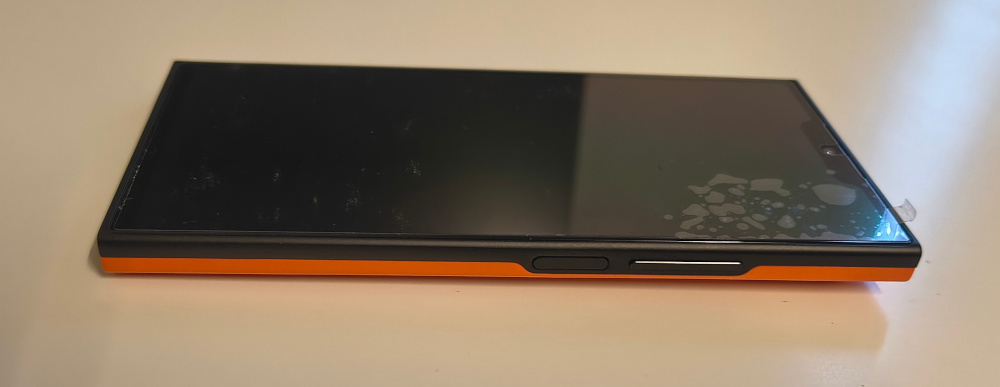 rechte Seite des Jolla Phone 2026 mit Einschalttaste und Lautstärkeregelung