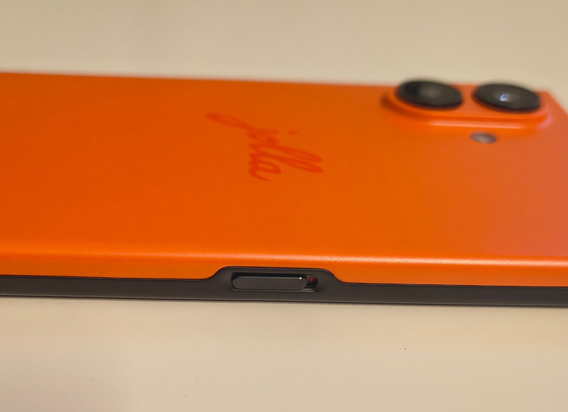 Privatsphäre-Schalter des Jolla Phone 2026 in der zweiten Stellung mit roter Markierung