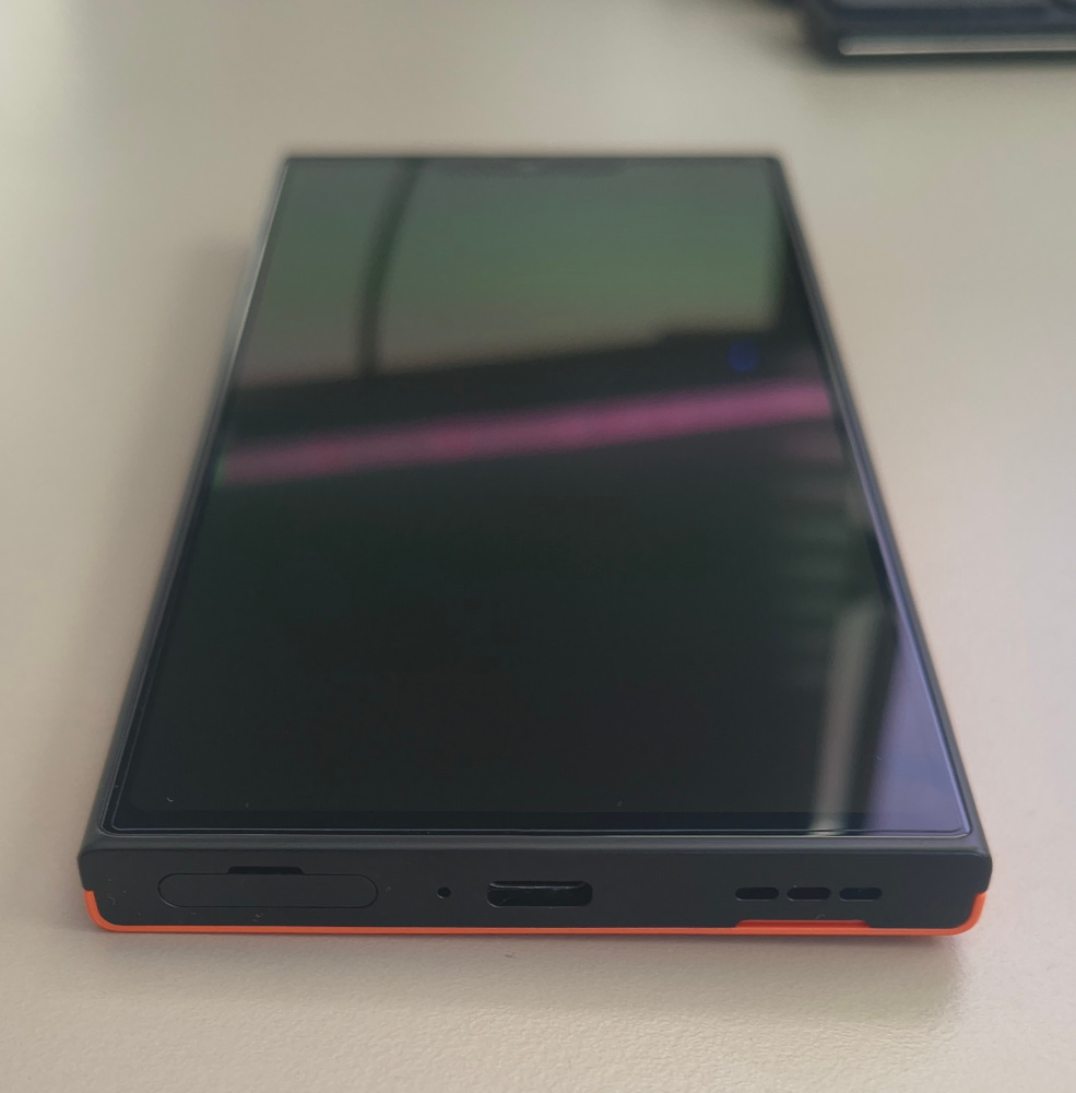 Unterkante des Jolla Phone 2026 mit USB-C-Anschluss