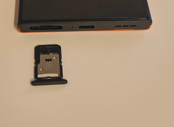 Schlitten des Jolla Phone 2026 mit Platz für eine microSD-Karte