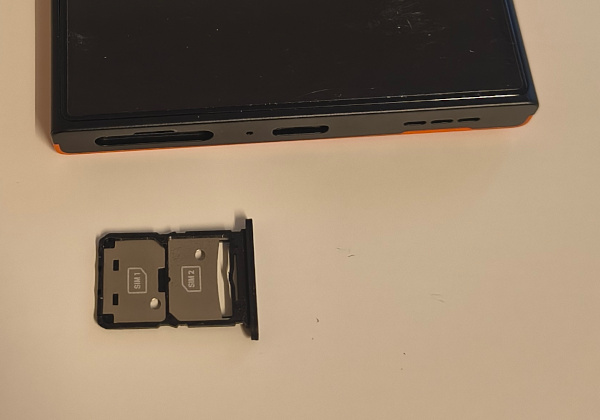 Schlitten des Jolla Phone 2026 mit zwei Nano-SIM-Steckplätzen