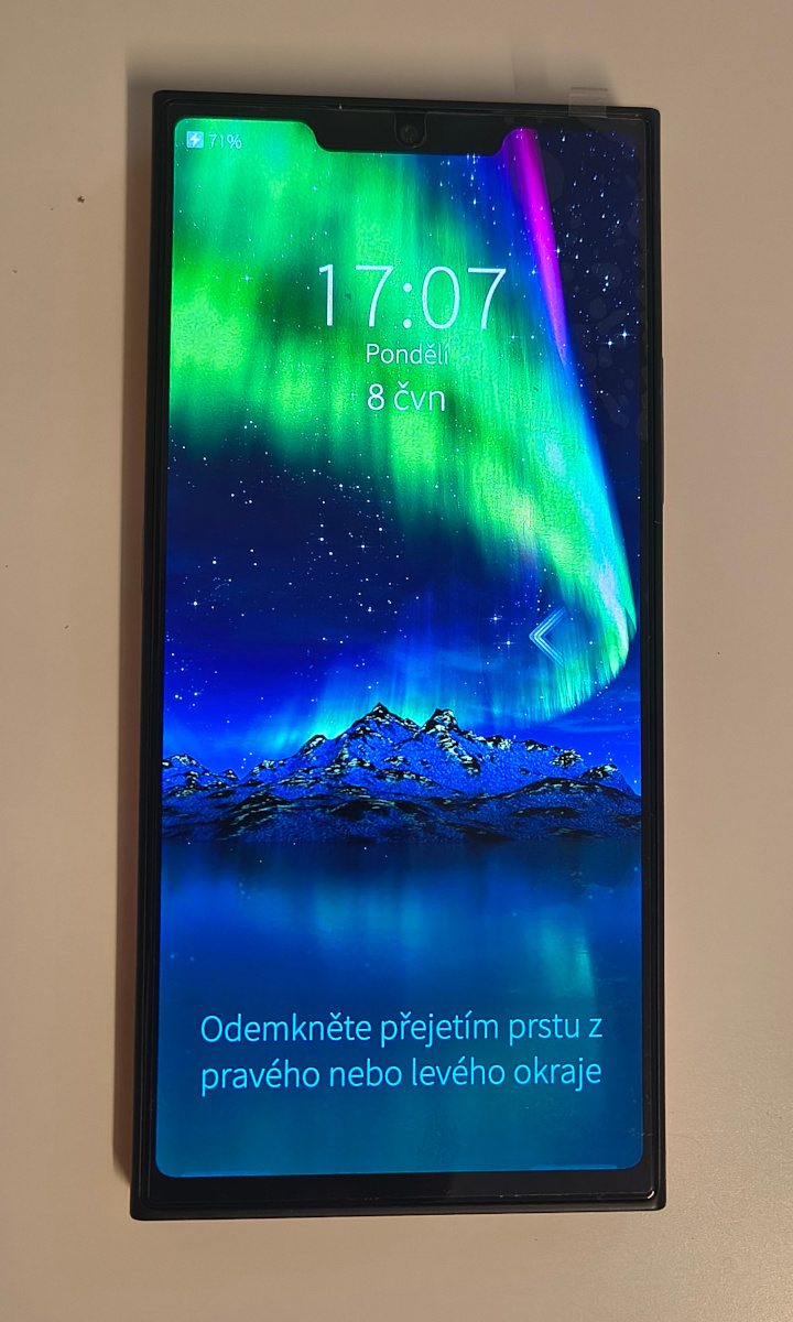 eingeschaltetes Jolla Phone 2026 mit dem Sperrbildschirm von Sailfish OS auf Tschechisch