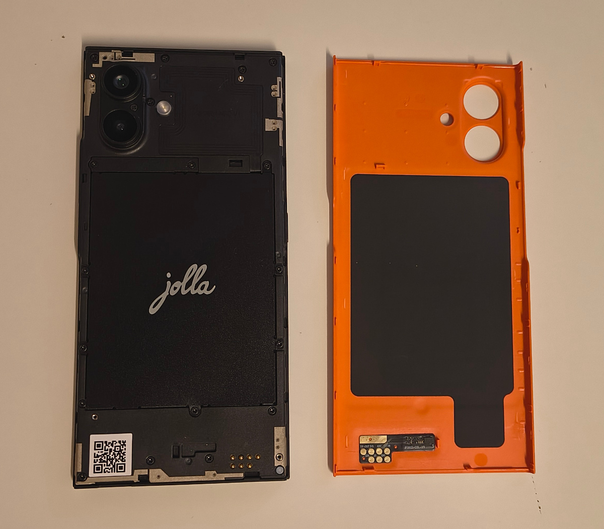 Jolla Phone 2026 mit abgenommener Rückabdeckung und sichtbarem Akku